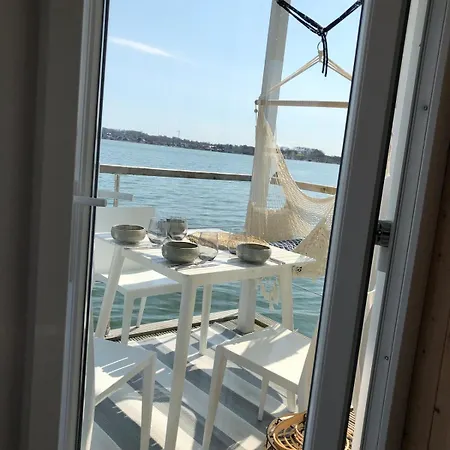 Hausboot Koje Kaete Mit Grossem Sonnendeck *